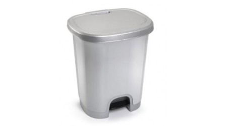 PAPELERA PEDAL PLASTIC-FORTE 27 LITROS COLOR PLATA 38 x 32 x 45 cm.